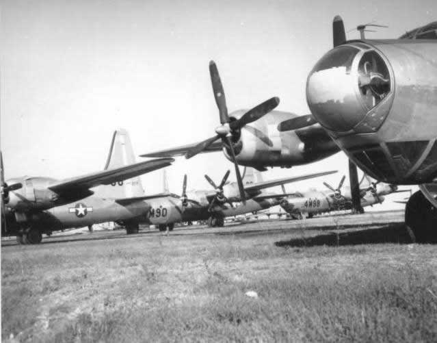 B-32 bombers stored at Walnut Ridge, Arkansas, after WW II ConvairB-32 Dominator bombers stored at Walnut Ridge, Arkansas, after World War II